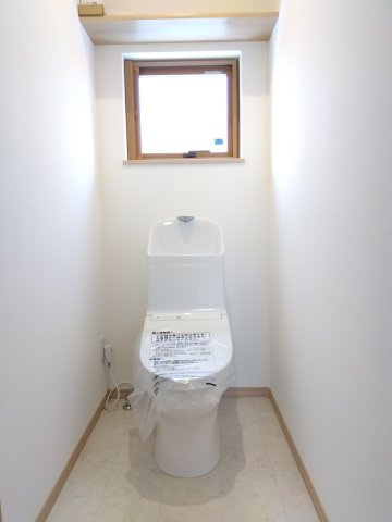 新井田西1丁目のキッチン|ガスコンロは３口グリル付き。フラットレンジフード/薄型なのでお手入れがしやすく見た目がスタイリッシュ