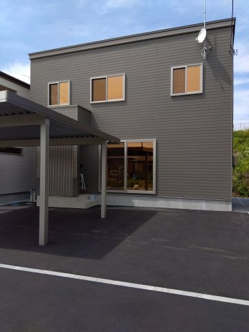 新井田西1丁目の外観|ダークブラウンの外壁、落ち着いた雰囲気となじみやすく飽きがこない色合いです。