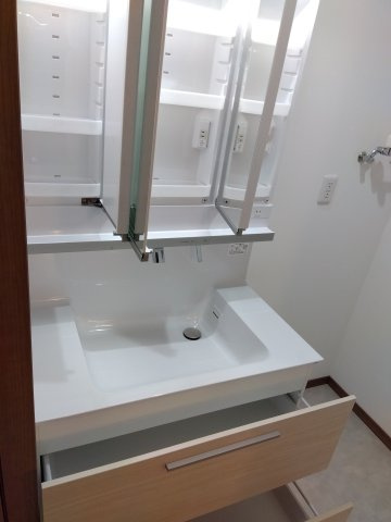 新井田西1丁目の独立洗面台|鏡の裏に収納スペースがあるため、歯ブラシや化粧水といった小物を隠せ生活感が出にくくスタイリッシュに見えます。