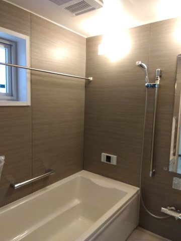 新井田西1丁目の浴室|日々の疲れを癒すお風呂。浴室に窓があるので自然光が入り開放感があります♪浴室換気乾燥機付で冬場の寒さによる身体への負担を軽減し快適なバスタイムを実現するとともに、洗濯物を室内干しでもしっかり乾かせます