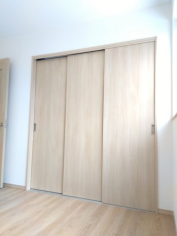 新井田西1丁目の収納|洋室クローゼット：３枚引き戸は間口が広くなり移動がラク。