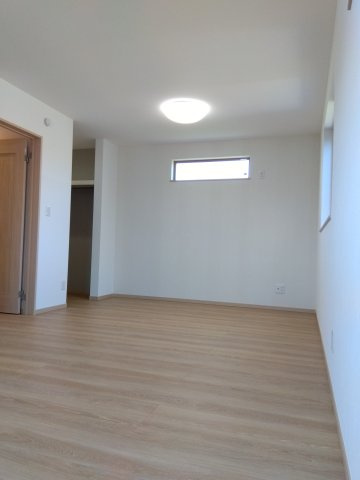 新井田西1丁目の居間・リビング|洋11.8帖、将来部屋を２つに分けることもできる部屋