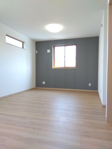 新井田西1丁目の洋室|洋11.8帖：部屋を２つに分け主寝室と書斎にリフォームすることができます。