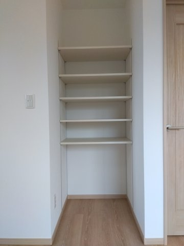 新井田西1丁目の収納|洋室：可動棚設置。本や趣味の物等の収納スペースに♪