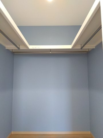 新井田西1丁目の収納|収納量が多いコの字型ウォークインクローゼット