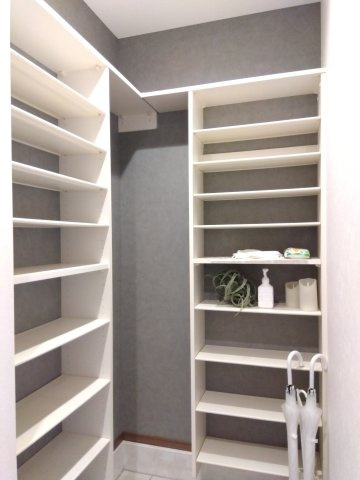 新井田西1丁目の玄関|玄関には「シューズクローク」を設置。靴はもちろん、季節用品などの様々なアイテムを収納できるのが魅力です。