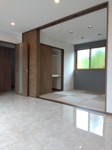 新井田西1丁目の玄関|玄関には「シューズクローク」を設置。靴はもちろん、季節用品などの様々なアイテムを収納できるのが魅力です。