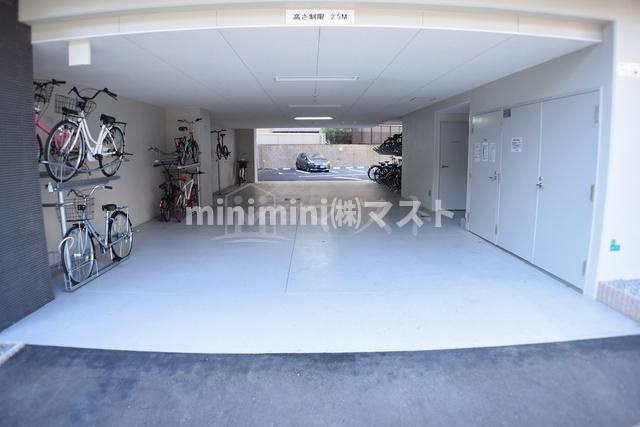 エスリード難波グレイスの駐車場