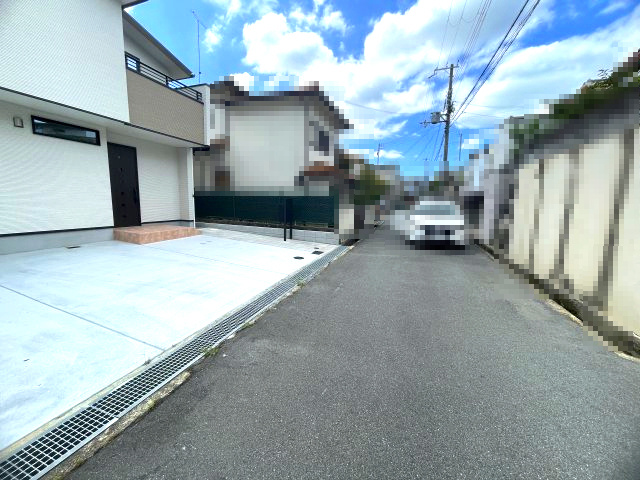 三木市志染町東自由が丘２丁目の前面道路含む現地写真