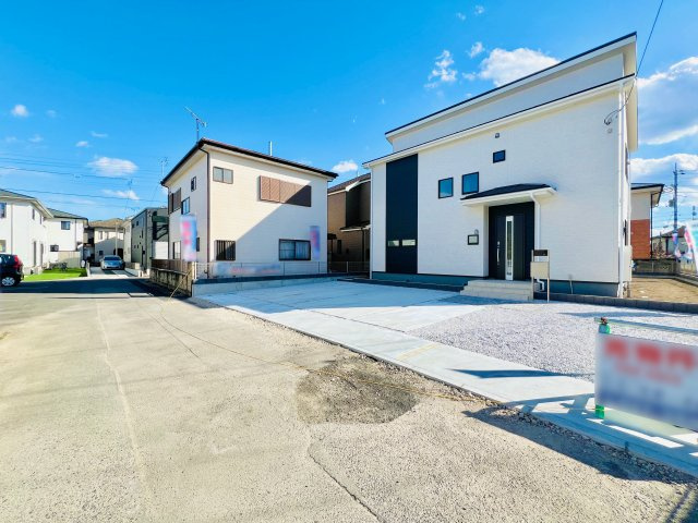 高崎貝沢の前面道路含む現地写真|閑静な住宅街で駐車も楽々♪