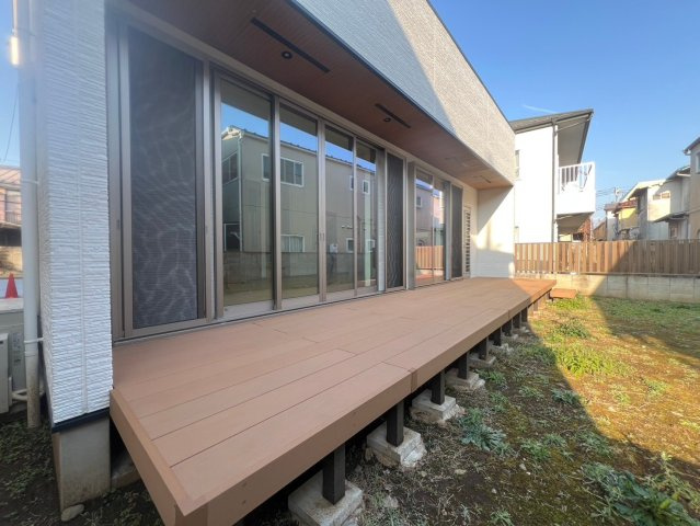 【庭】 | 練馬区小竹町１丁目　未入居戸建て | ウッドデッキで、日向ぼっこも。ぼーっと気分転換にもおすすめ
