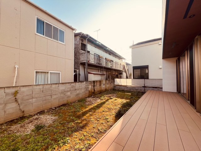 【庭】 | 練馬区小竹町１丁目　未入居戸建て | 広々したお庭は、ガーデニングなども楽しめます。