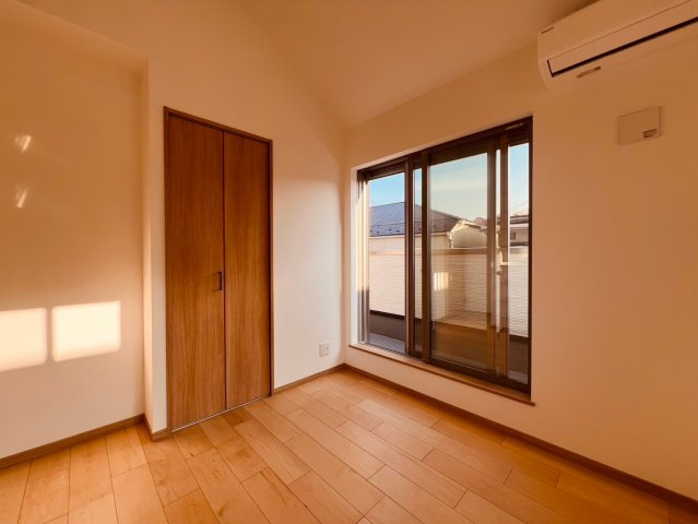 【洋室】 | 練馬区小竹町１丁目　未入居戸建て | 家族時間はもちろん、自分時間も大切にできる居室