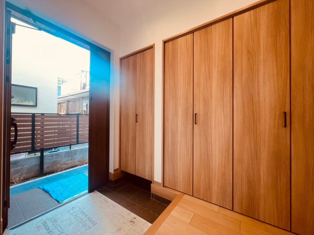 【玄関】 | 練馬区小竹町１丁目　未入居戸建て | 大容量のシューズボックスがあり、ご家族の靴が多くても安心