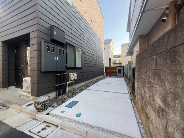 【エントランス】 | 練馬区小竹町１丁目　未入居戸建て | 近隣等から視線も気にならない、自分だけのプライベート空間