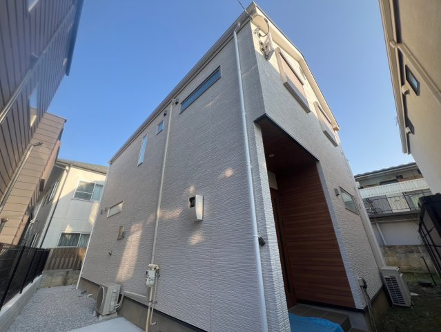 【外観】 | 練馬区小竹町１丁目　未入居戸建て | 前面道路より奥まった位置ですので、プライバシーも確保しやすい