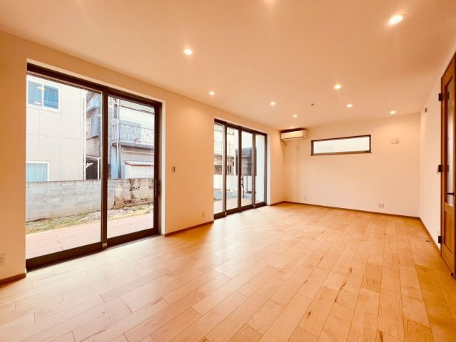 【居間・リビング】 | 練馬区小竹町１丁目　未入居戸建て | 大きな窓から明るい日差しが差し込み、家族時間をより素敵に