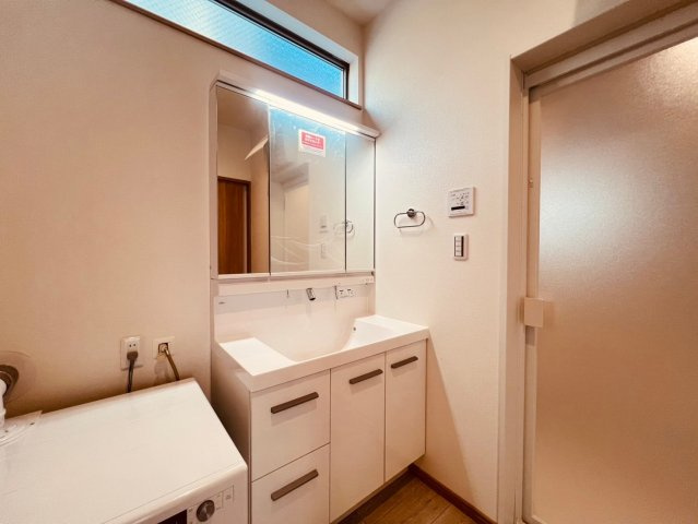 【独立洗面台】 | 練馬区小竹町１丁目　未入居戸建て | 三面鏡洗面化粧台で収納も豊富、身支度もスムーズにできます