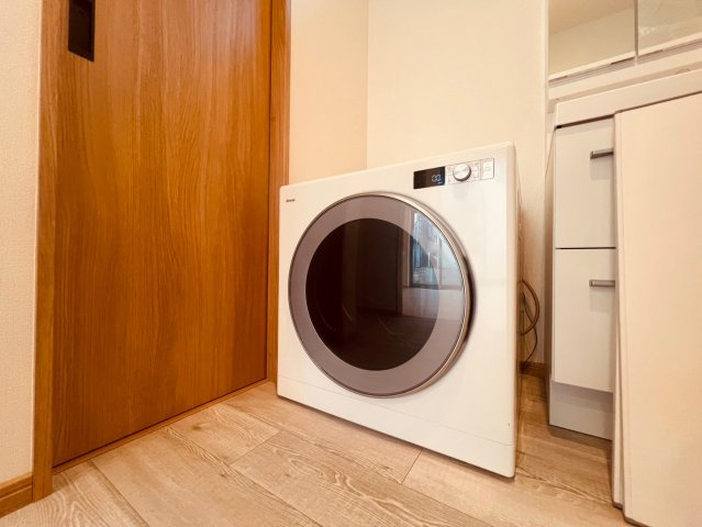 【洗面所】 | 練馬区小竹町１丁目　未入居戸建て | 衣類乾燥機があり、ご家族のたくさんの洗濯物も乾かします