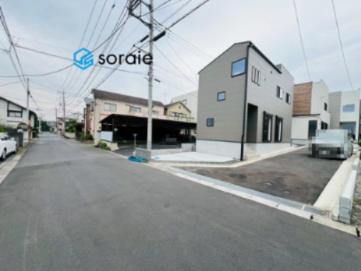 入間市扇町屋　A号棟の前面道路含む現地写真