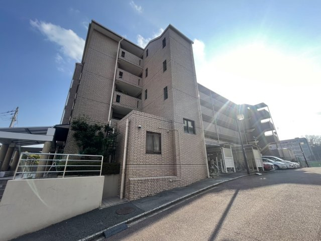 エスタシオン香里ヶ丘の外観|新しい生活にいかがでしょうか？外観はお住まいの顔になります。こだわりたいポイントですね。水回りリフォームやリノベーションも承ってます。
■現地見学・資金計画相談・住宅ローン相談もお問合せ受付中■
