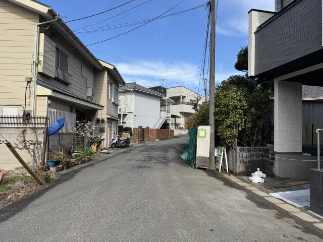 松戸市岩瀬新築戸建【相模台小学校：10分】の前面道路含む現地写真|南側前面道路・幅員約6.1ｍ