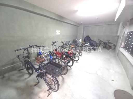 OPEN SESAMI 元町通の駐車場