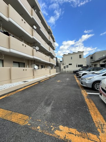 平山グランドマンションの駐車場