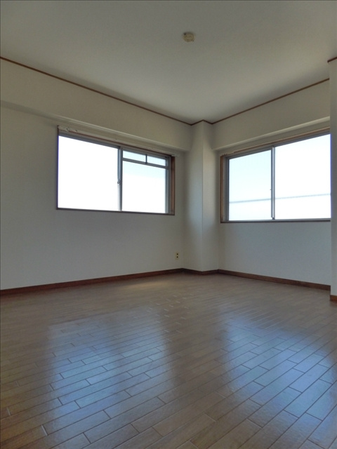豊月マンションの寝室|広くて明るい寝室