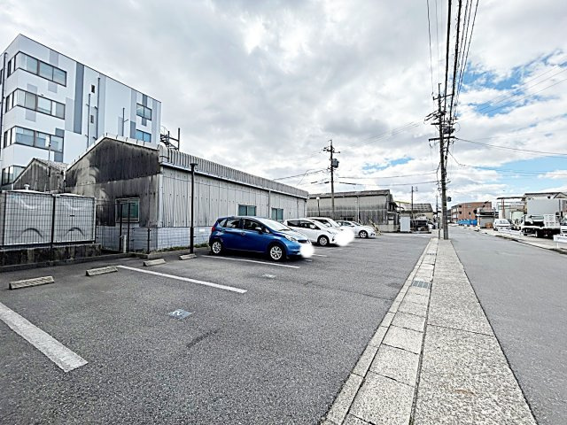 レージュ　ウエストの駐車場