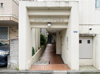 【エントランス】 | お客様を、そして住人を出迎えてくれるマンションのエントランス。ゴミが落ちていないことからも、管理状態の良さや住民の節度の高さが見て取れます。～即日のご見学可能～　お問合せはお気軽にどうぞ。