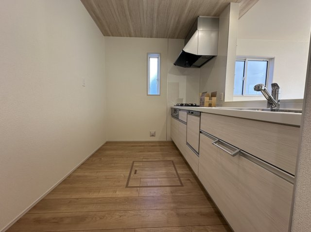 小田原市東町3丁目　並列3台+庭付きのキッチン