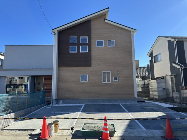 小田原市東町3丁目　並列3台+庭付きの外観