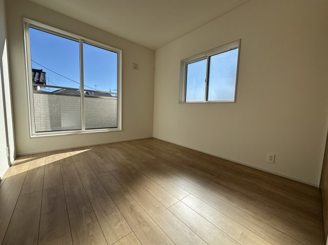 小田原市東町3丁目　並列3台+庭付きの洋室