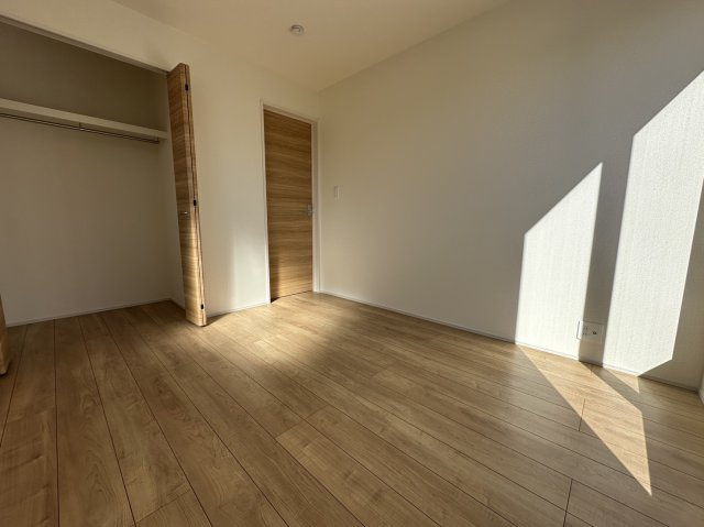 小田原市東町3丁目　並列3台+庭付きの洋室