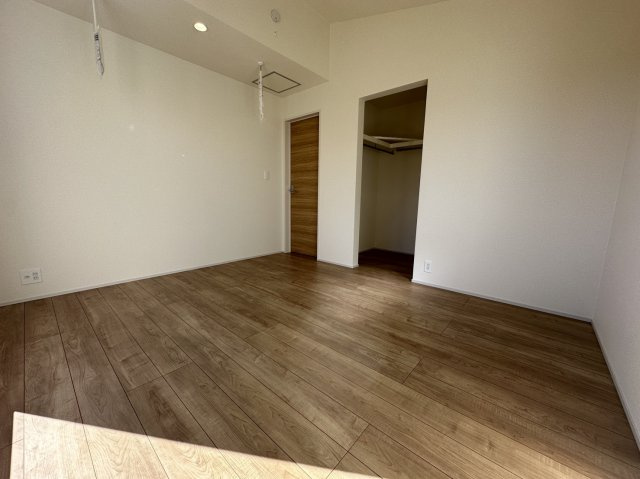 小田原市東町3丁目　並列3台+庭付きの洋室