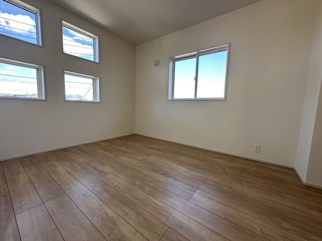 小田原市東町3丁目　並列3台+庭付きの洋室