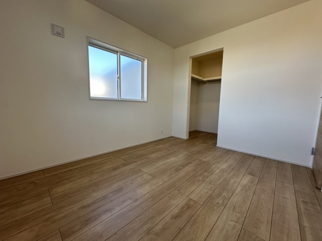 小田原市東町3丁目　並列3台+庭付きの洋室