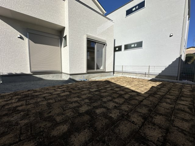 小田原市東町3丁目　並列3台+庭付きの庭