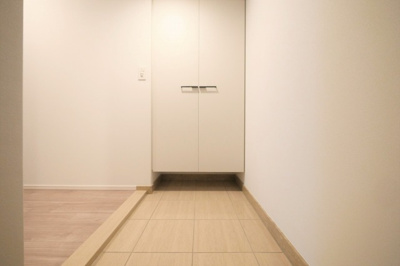 【玄関】 | レジュールアッシュ谷町四丁目グランクラス | 収納もある玄関です