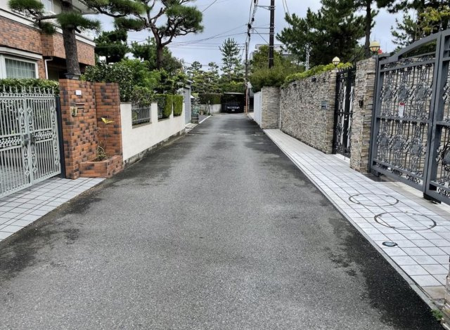 大磯町西小磯 ゲストハウスの前面道路含む現地写真