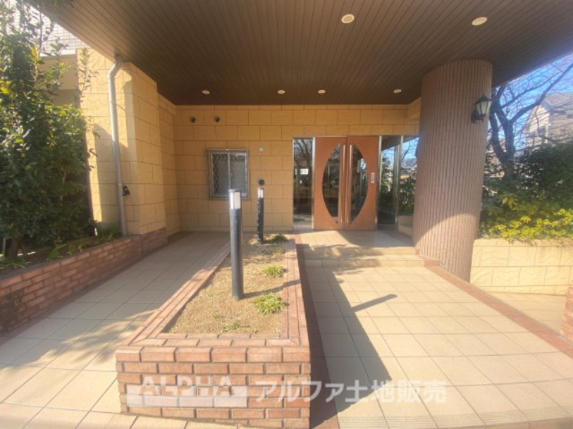 レクセルアベニュー多摩センターの外観|【Living room】
◆時を忘れる場所◆ここにはみんなが集い、食事と楽しい会話が始まる。話に夢中になりすぎて、ついつい時を忘れ夜半過ぎになってしまう。そんな束の間の幸せを感じさせてくれる場所。