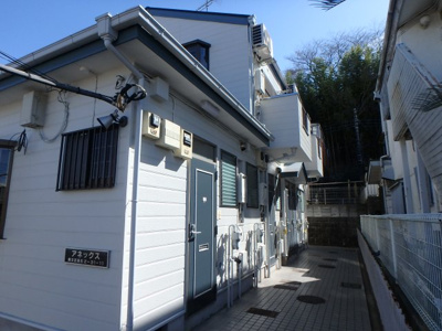 【その他共用部分】 | アネックス | アパートのドア前の道は、住民が出入りしやすく舗装されています