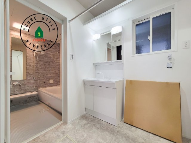 パティオニュータウン月見ヶ丘（5号棟）の脱衣所|ゆとりの洗面スペースで朝の身支度もスムーズに。暮らしを快適に変えるシャワー付洗面台です！