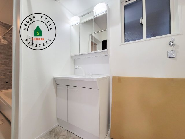 パティオニュータウン月見ヶ丘（5号棟）の独立洗面台|毎日使うものだから清潔な空間を保ちたい水回り。洗面にはそんな願いを解消させてくれる収納アイデアが満載です。三面鏡の裏側にはキャビネットが現れ小物から背の高い物まで収納できます。