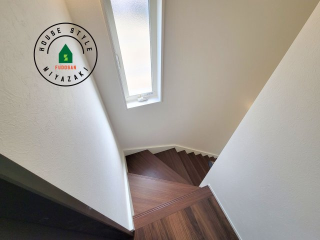 パティオニュータウン月見ヶ丘（5号棟）の内装|＜手すり付階段＞手すりがないと階段の昇り降りで危険なことはもちろん、壁に手をつきながら歩くことで壁紙が汚れやすくなります。すべての方に快適に昇り降りしていただくため、手すりを設置しました。