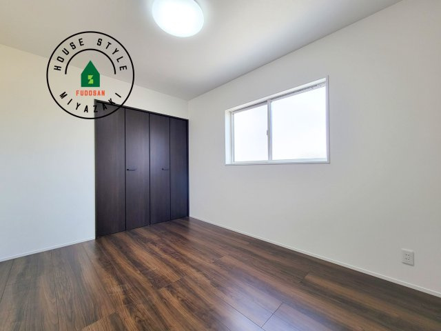 パティオニュータウン月見ヶ丘（5号棟）の寝室|主寝室には収納力に優れたクローゼットがありますので、お部屋もすっきり片付きます。