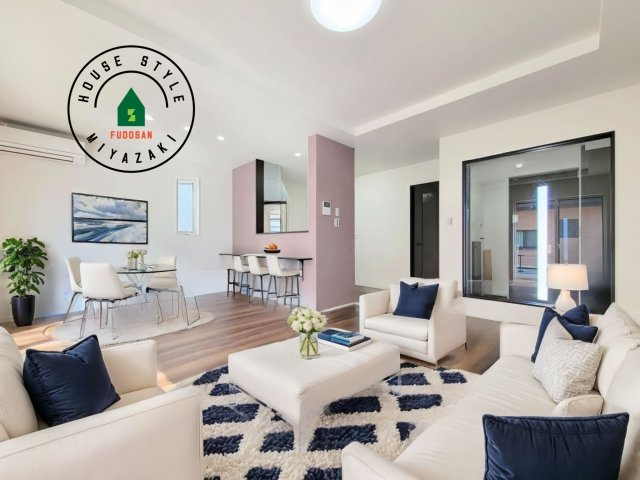 パティオニュータウン月見ヶ丘（5号棟）の居間・リビング|明るく開放的なリビングダイニングは豊かな陽光が注ぎ込み、やすらぎの空間を演出してくれます。ご家族で楽しいひとときをお過ごし下さい。※家具はCGを合成したものです。