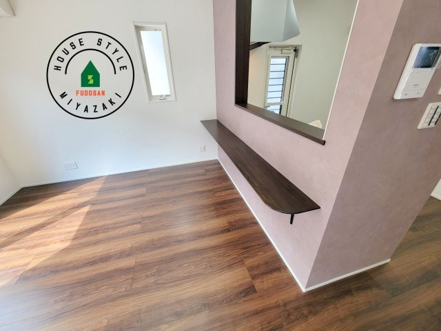 パティオニュータウン月見ヶ丘（5号棟）のダイニング|キッチンから立ち込める香りが今日の料理を期待させます。