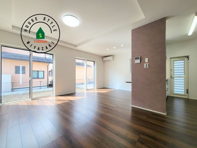 パティオニュータウン月見ヶ丘（5号棟）の居間・リビング|キッチンからリビングをしっかり確認できます。家族の笑顔があふれる空間になりそうですね。